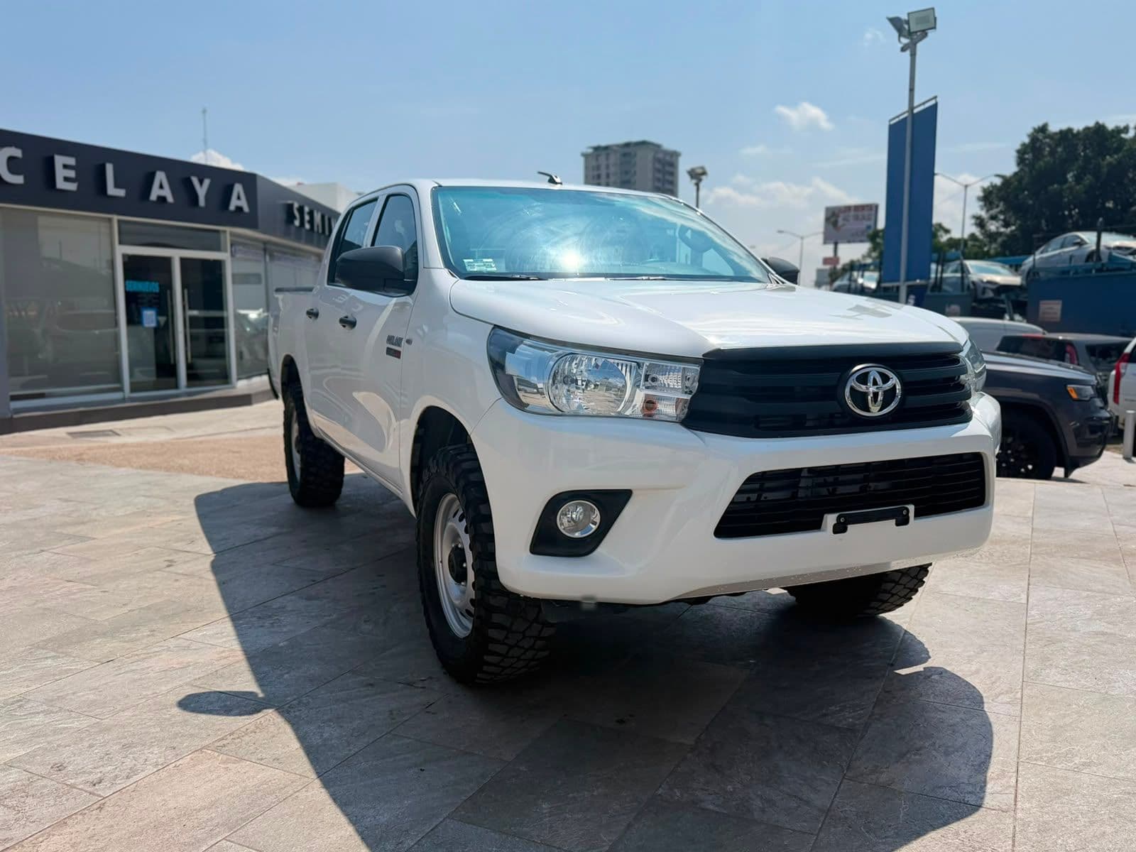 Toyota Hilux 2023 — foto 2