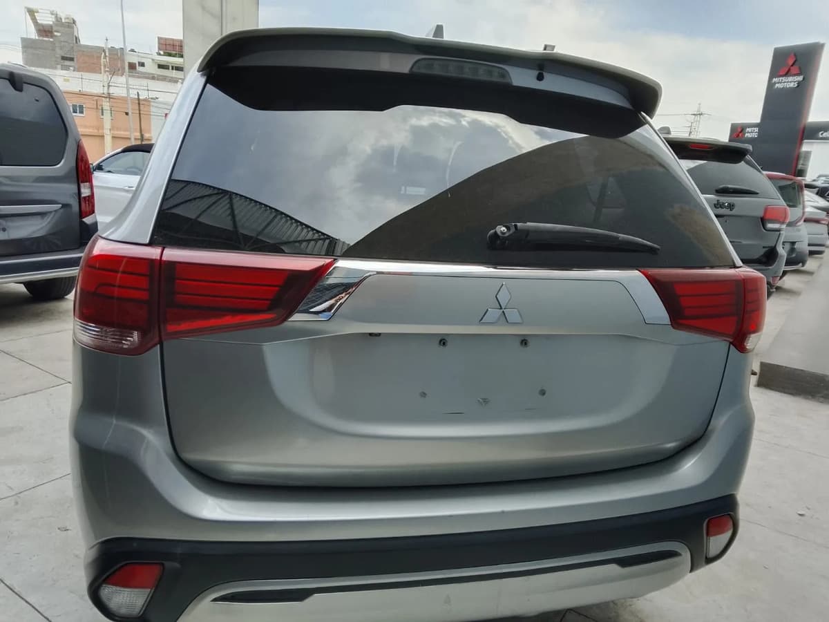 Mitsubishi Outlander 2019 — foto 3